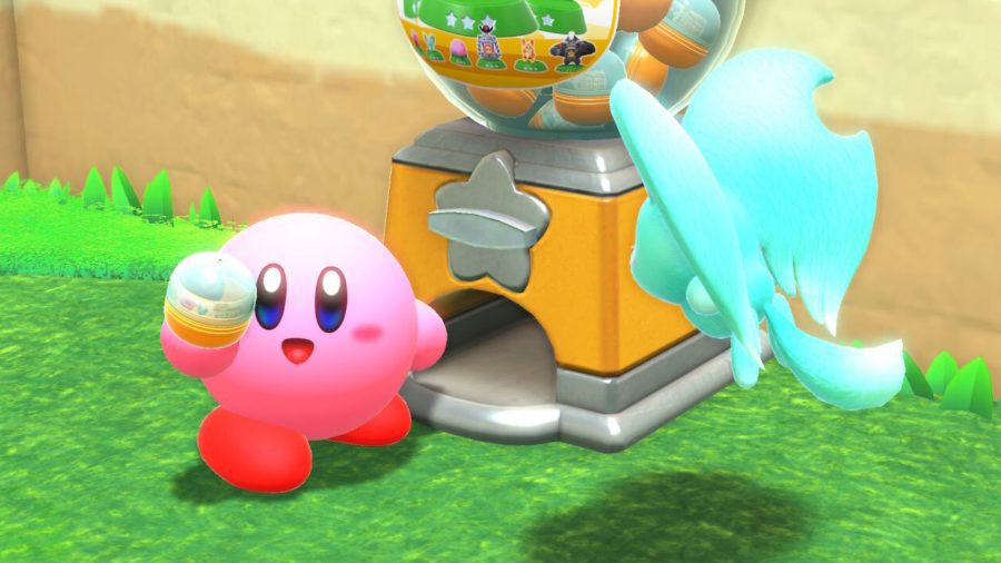 Kirby pegando um item da máquina de pegadinhas