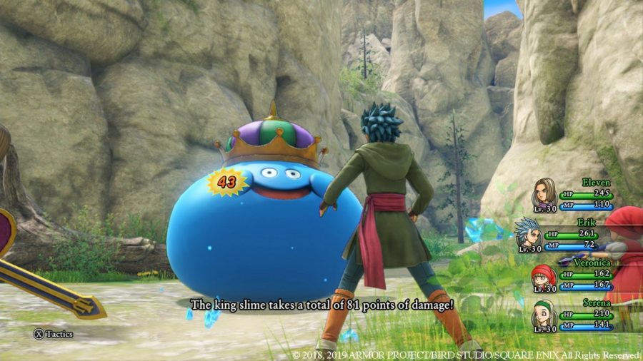 Uma captura de tela do Dragon Quest XI, mostrando um personagem lutando contra um lodo rei.