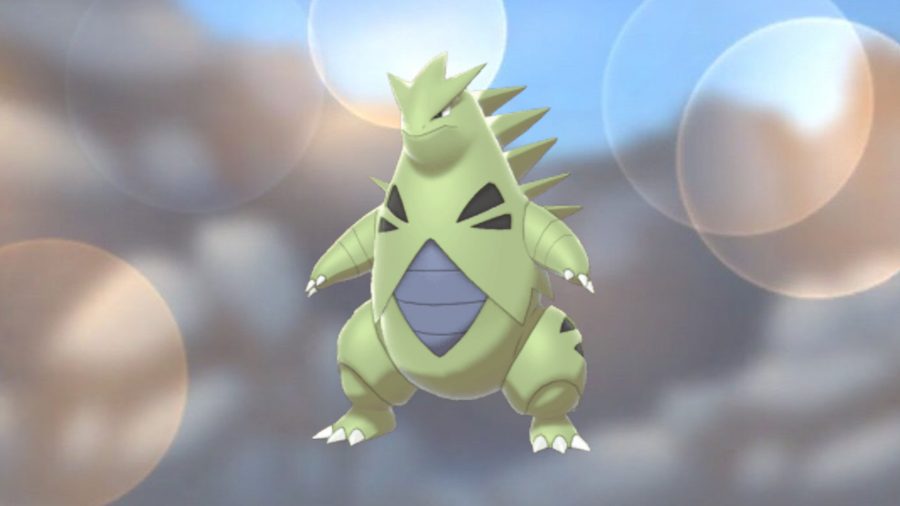 Tyranitar de Pokémon Go contra um fundo rochoso