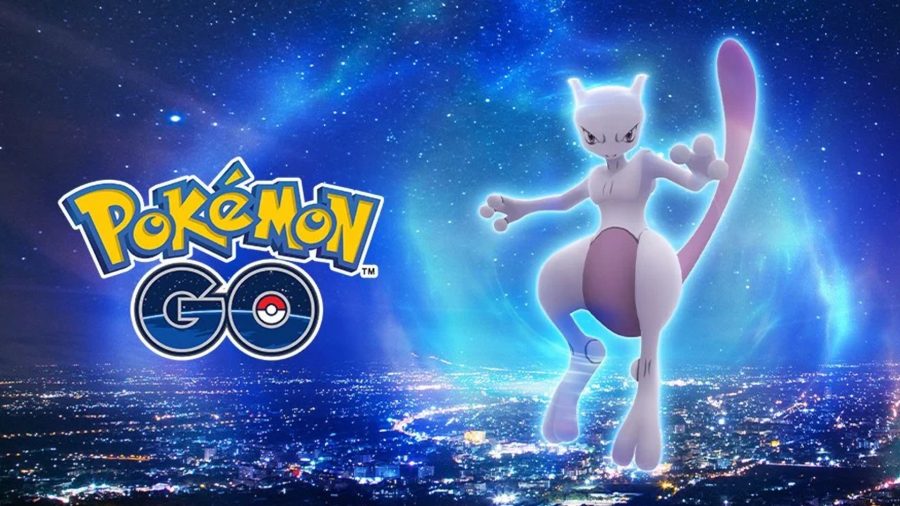 Pokemon go mewtwo contra uma paisagem urbana, com o logotipo do jogo