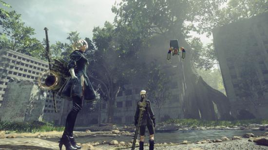 Nier Automata 9S em pé com 2B e um pod, olhando para uma cidade abandonada coberta de folhagem.