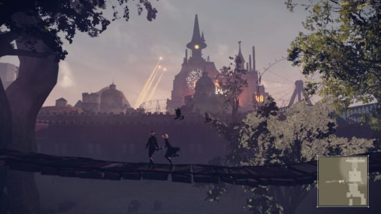 Um grande castelo parecido com a Disneylândia ao longe está envolto em fogos de artifício enquanto 9S e 2B de Nier Automata atravessam uma plataforma de madeira na floresta.