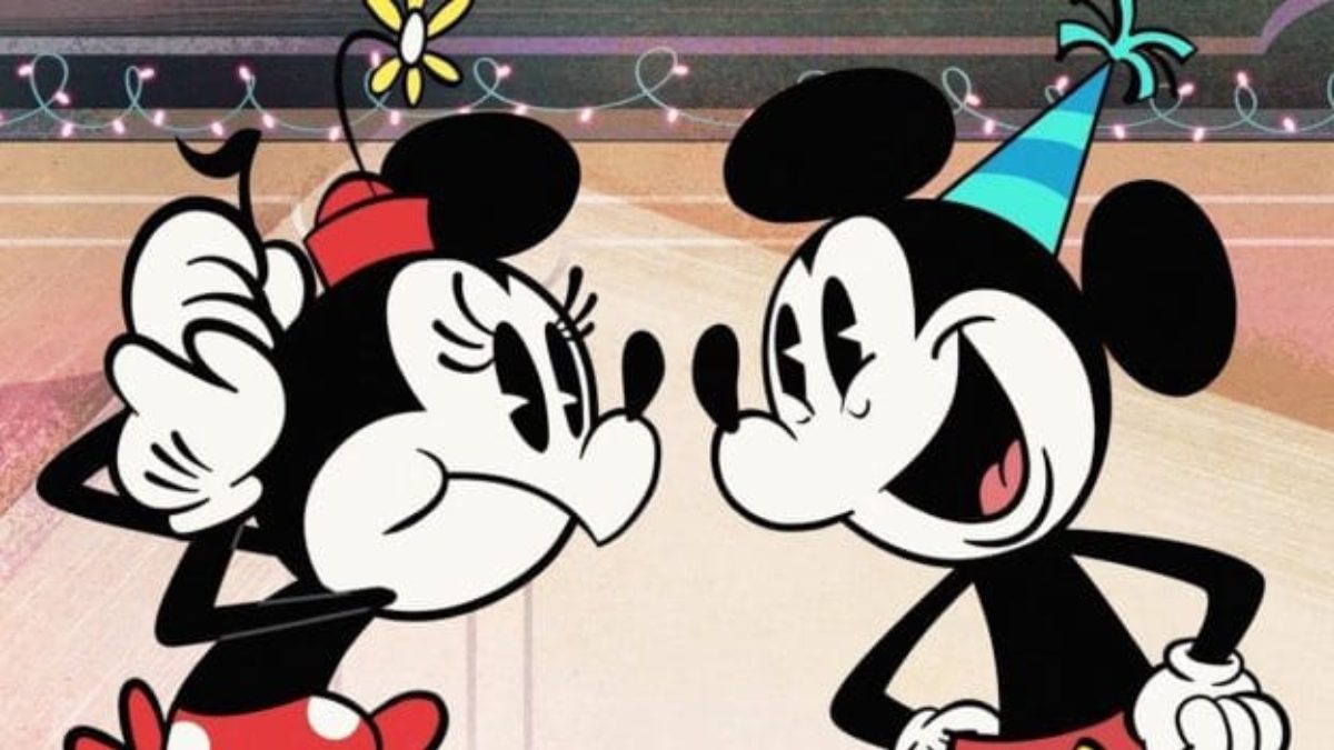 Minnie Mouse e Mickey Mouse em um chapéu de aniversário.