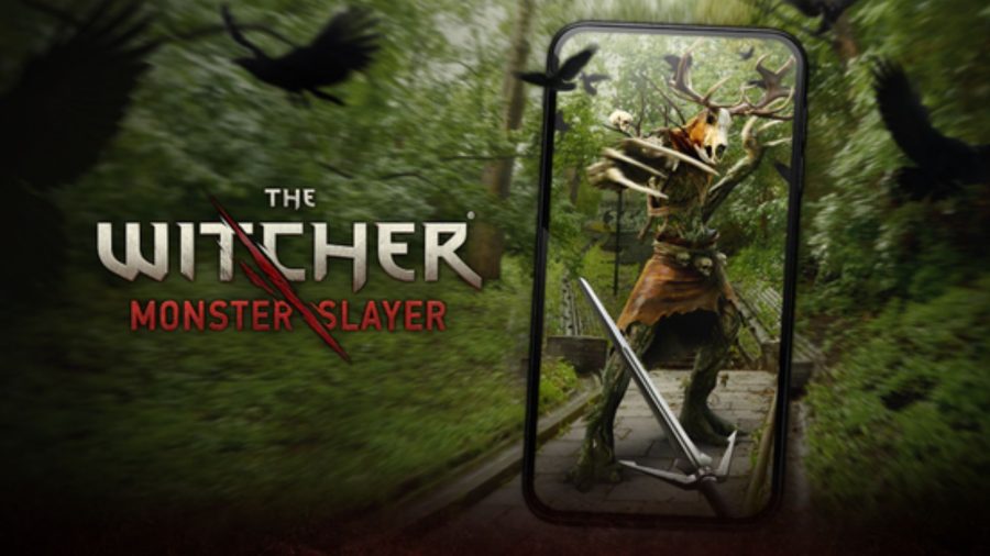 Um monstro humanóide semelhante a um cervo na tela do telefone, com o logotipo The Witcher: Monster Slayer ao lado do telefone, em um fundo de floresta.