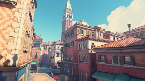 Um mapa de Overwatch 2 mostrando uma cena mostrando o canal de Veneza com prédios antigos ao fundo e uma torre alta.