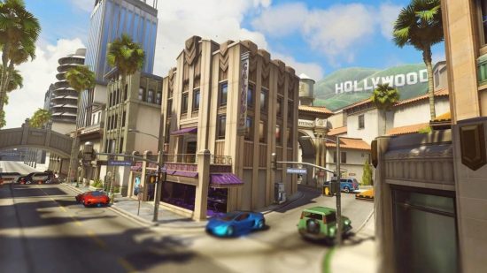 Um mapa de Overwatch 2 mostrando uma cena mostrando as ruas de Hollywood com belos carros e prédios de três andares.