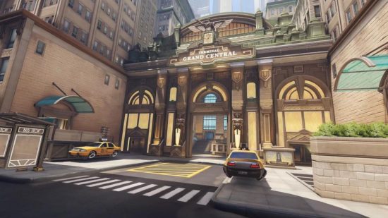Um mapa de Overwatch 2 mostrando uma cena de Nova York com uma grande fachada da estação Grand Central, táxis amarelos e arranha-céus no céu.