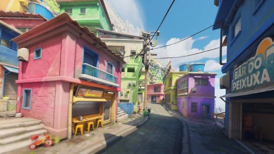 Um mapa de Overwatch 2 mostrando uma cena mostrando prédios coloridos em uma rua apertada no Rio de Janeiro.