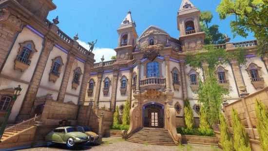 Um mapa de Overwatch 2 mostrando uma cena mostrando um pátio cercado com uma bela arquitetura e fachadas ornamentadas.