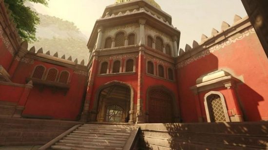 Um mapa de Overwatch 2 mostrando uma cena mostrando um templo de paredes vermelhas na Índia.