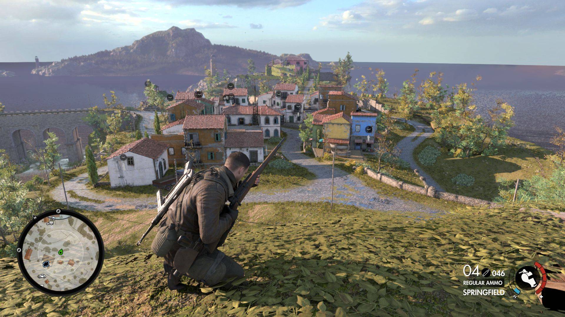 melhores jogos de espionagem: um soldado fica no topo de uma colina preparando um grande rifle sniper