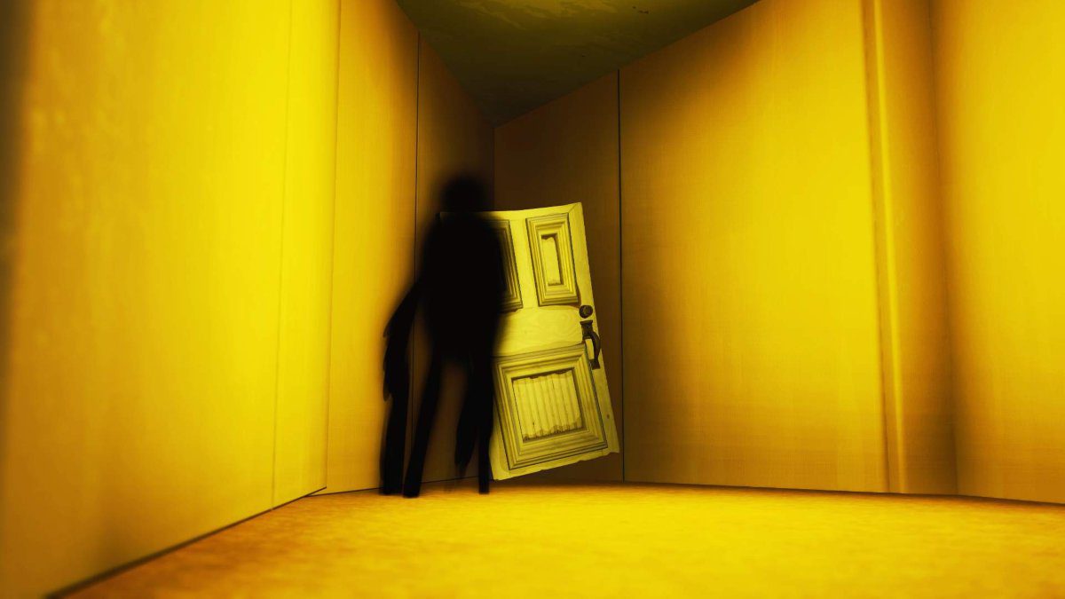 Uma sombra espera perto de uma porta.