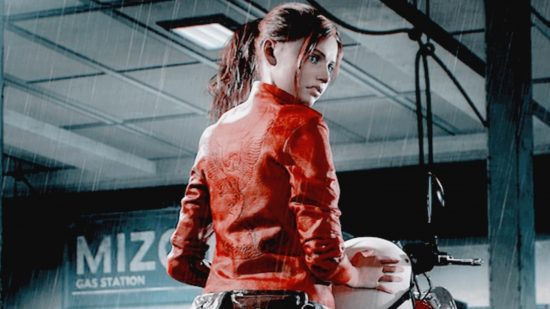 Claire de Resident Evil sentada em uma moto em frente a um posto de gasolina