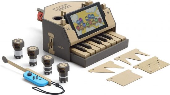 Jogos educativos - um piano de papelão com um Nintendo Switch encaixado nele
