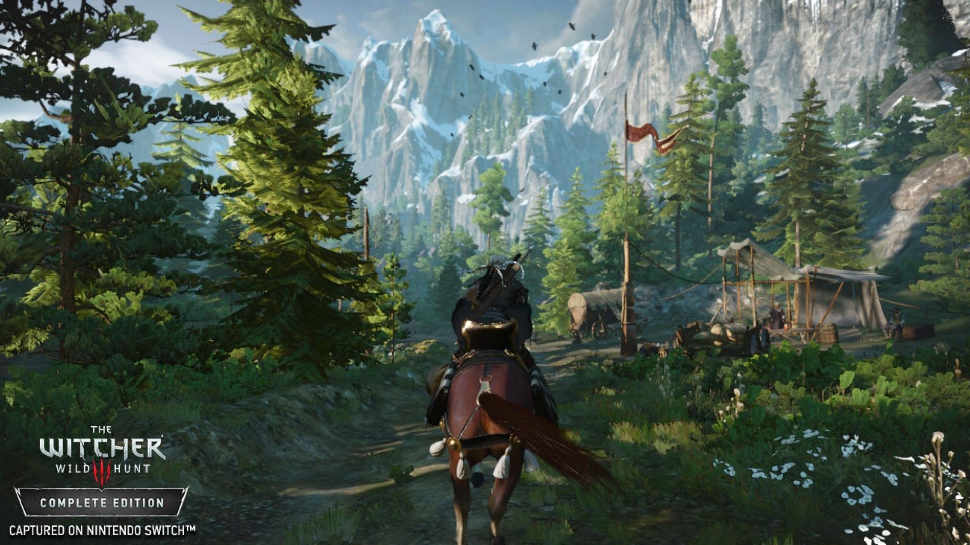 Geralt do Witcher cavalgando seu cavalo por bosques repletos de pinheiros.