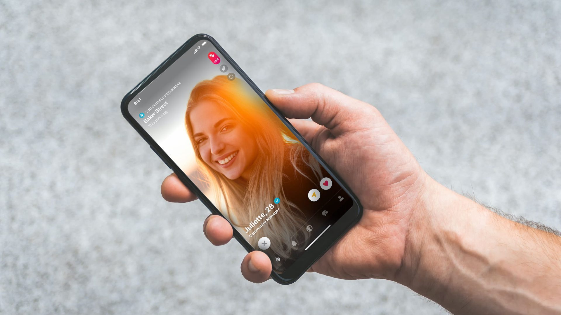 Os melhores aplicativos de namoro - uma mão segurando um telefone com a imagem de uma mulher