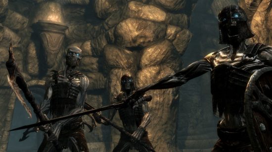 Seguidores de Skyrim: três esqueletos estavam em armaduras esfarrapadas empunhando armas improvisadas em uma masmorra de pedra em uma captura de tela de Skyrim.