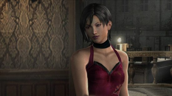 Resident Evil Ada Wong: Uma captura de tela de um jogo Resident Evil mostra o personagem asiático-americano Ada Wong, em um top vermelho distinto e explorando áreas escuras cheias de criaturas zumbis