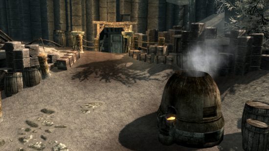 Captura de tela do lado de fora da mina Raven Rock com uma fundição fumando 