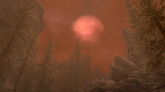 Lobisomem de Skyrim: uma lua vermelha é grande em um céu vermelho acima de pinheiros altos.