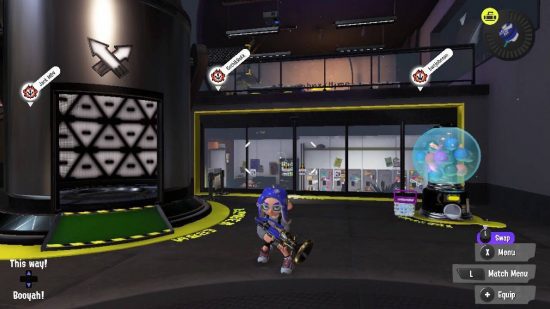 Armários de Splatoon 3: Uma captura de tela de Splatoon 3 mostra um jogador em pé no lobby multiplayer, entre uma máquina gacha e o pod multiplayer 