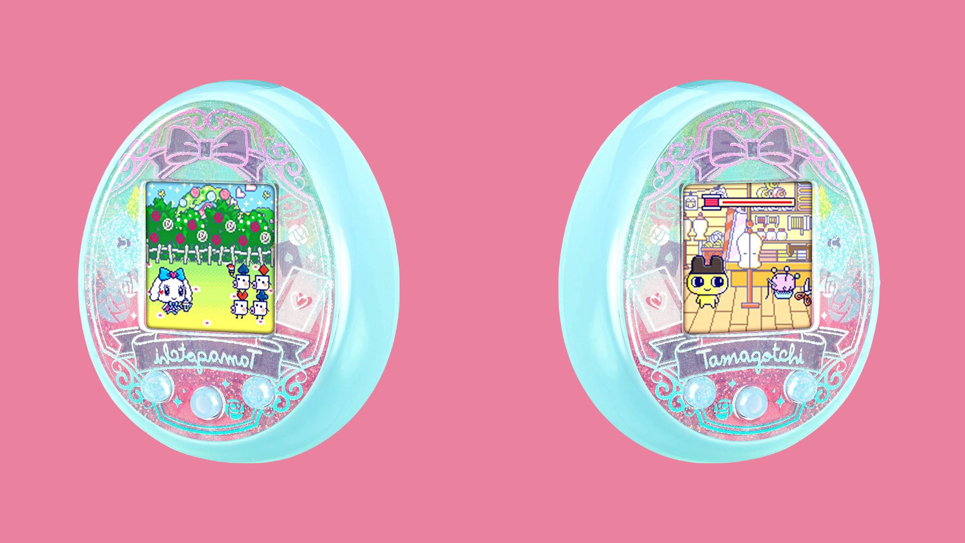 2 Tamagotchis seguidos em um fundo rosa.  São coisas azuis em forma de ovo com três botões na parte inferior e uma tela colorida.