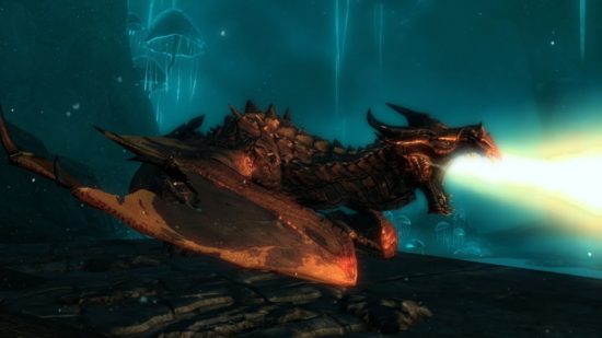 O dragão no Blackreach de Skyrim lançando fogo contra um inimigo invisível