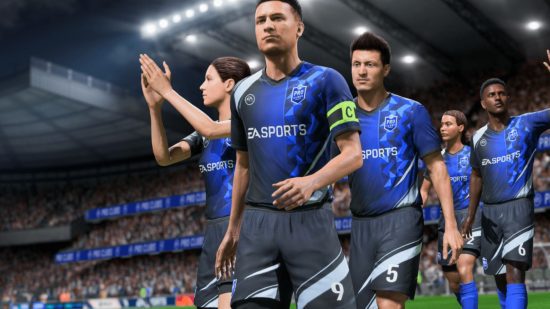 Táticas do FIFA 23: uma multidão de jogadores de futebol em um uniforme azul e preto entra em um pith, alguns batendo palmas, um acenando, com o patrocinador EA SPORTS estampado em suas barrigas.