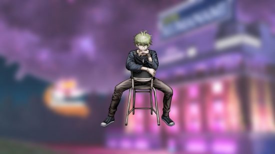 Personagens de Danganronpa V3: um garoto loiro sentado em uma cadeira, de costas, apoiando os braços nas costas dela.  Ele tem calças marrons, tênis escuros e pretos.