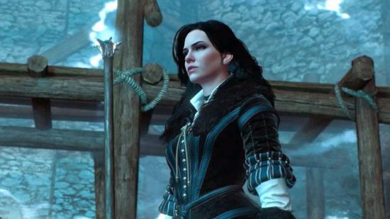 The Witcher 3 Yennefer, ficou em pé ao lado de uma estrutura de madeira, vestindo um casaco todo preto sobre uma camiseta branca.  Ela tem um rosto simples e severo com longos cabelos pretos clássicos.