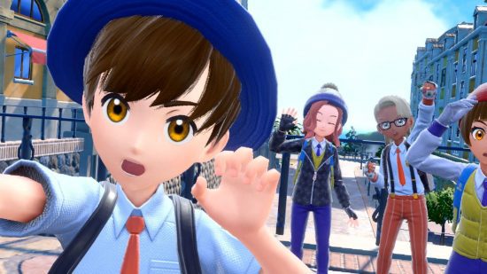 Reprodução Pokémon Scarlet e Violet: um jovem personagem tira uma selfie, quase fazendo garras em sua pose, com outros amigos atrás.  Todos parecem vestidos para a escola, com chapéus, gravatas e camisas.