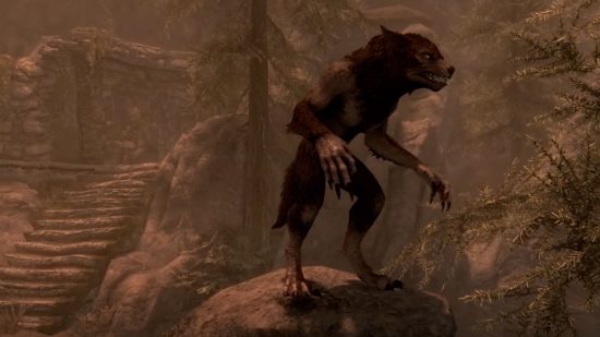 Um lobisomem de Skyrim estava em uma rocha com árvores atrás.