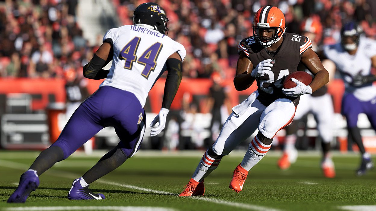 Captura de tela de Madden 23 de Nick Chubb passando por Ravens Defender