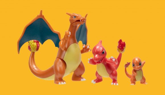 Figuras de Pokémon: charmander, charizard e camaleão em um fundo laranja, versões de brinquedo de plástico oponíveis de seus dragões.