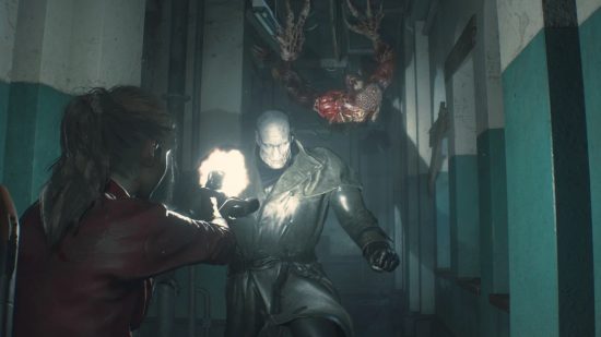 Claire Redfield atirando no Mr X de Resident Evil 2 em um corredor com um Licker pendurado no teto