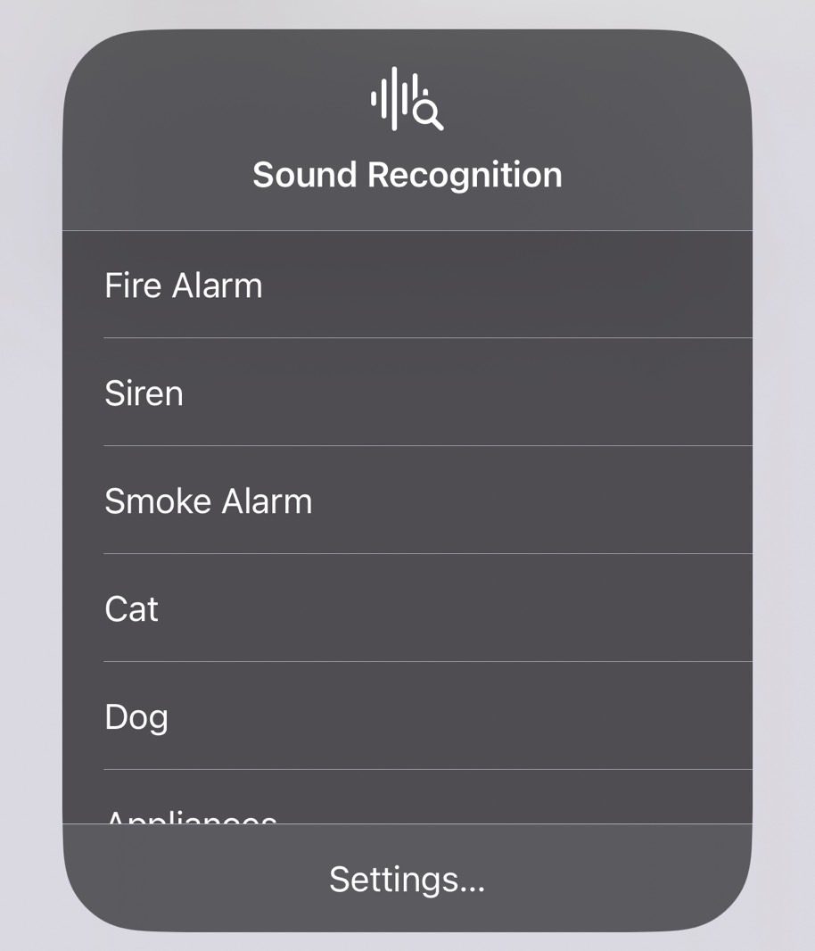 Atalho de reconhecimento de sons na Central de Controle do iPhone.