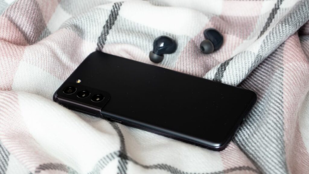 iPhone 15 Pro Max vence Galaxy S23 Ultra no teste de duração da bateria